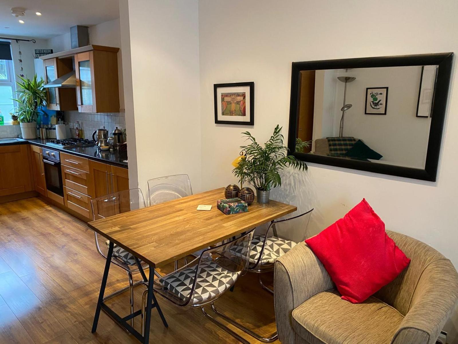 True Colours Apartment In Central Location 뱅거 외부 사진